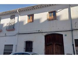 En pleno centro de Oliva, esta casa de 246 m ofrece un sinfín de posibilidades photo 0