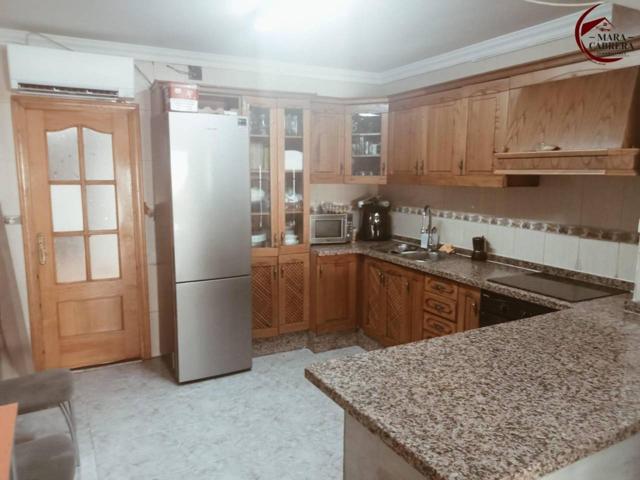 Descubre esta amplia y reformada casa de 198 m en Oliva photo 0
