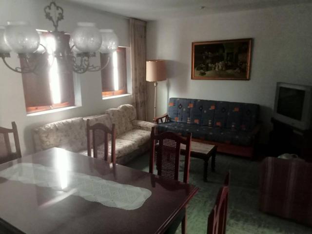 Dos amplias plantas, con 6 habitaciones, 2 comedores, terraza y patio, para reformar photo 0