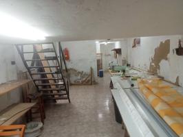 Amplio local cerca colegios con patio interior y altillo photo 0