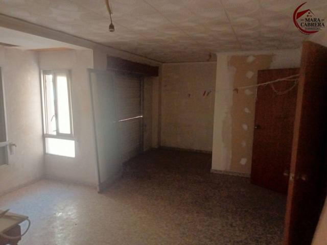 ¡Piso amplio y económico en zona muy solicitada de Oliva! photo 0