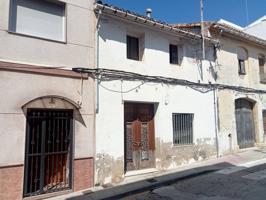 Casa amplia con patio, terraza y gran potencial en pleno centro de Tavernes photo 0