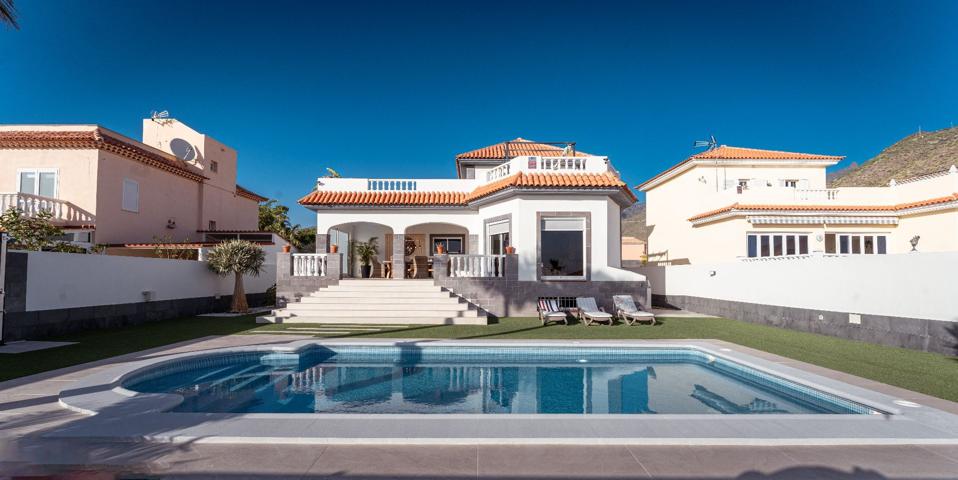 Villa En venta en Adeje photo 0