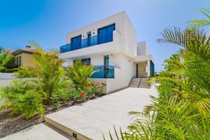 Villa En venta en Adeje photo 0