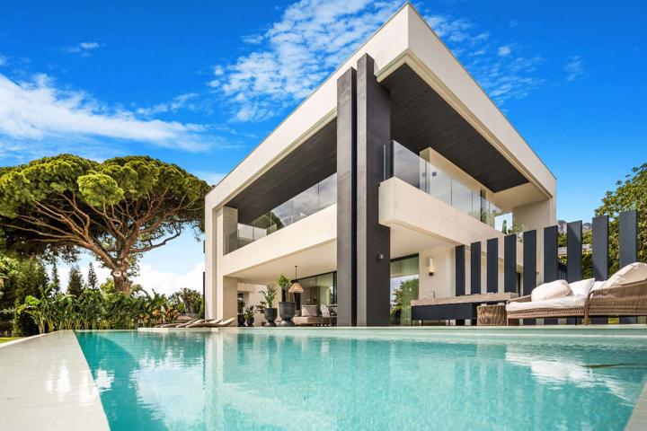 Villa En venta en Avenida Alfonso De Hohenlohe. , Marbella (málaga), Marbella photo 0
