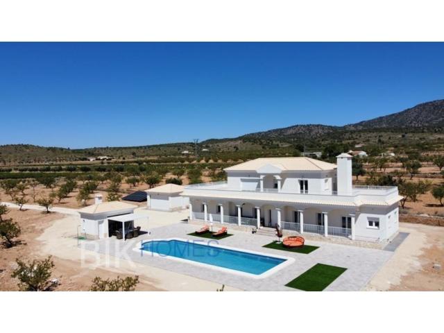 Villa En venta en El Pinós - Pinoso photo 0