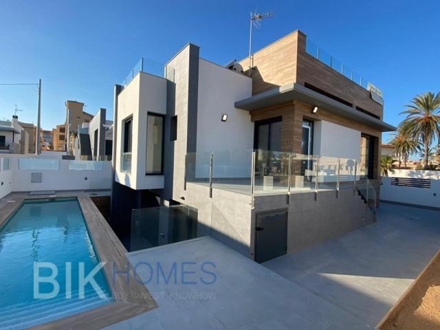 Villa En venta en Torrevieja photo 0
