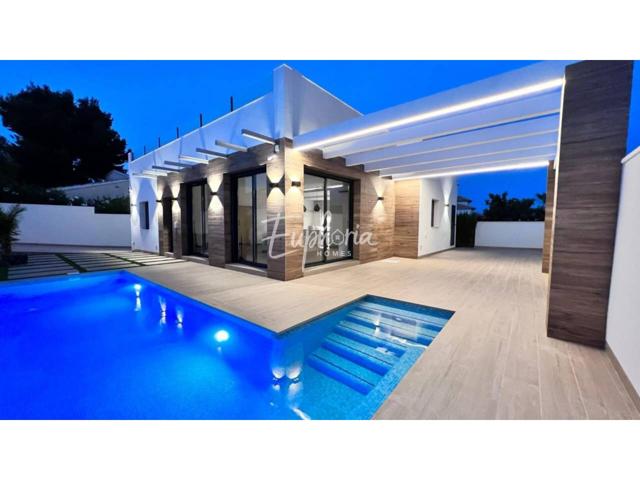 ¡Viva el lujo mediterráneo en este exclusivo chalet independiente en Villamartín Orihuela Costa! photo 0