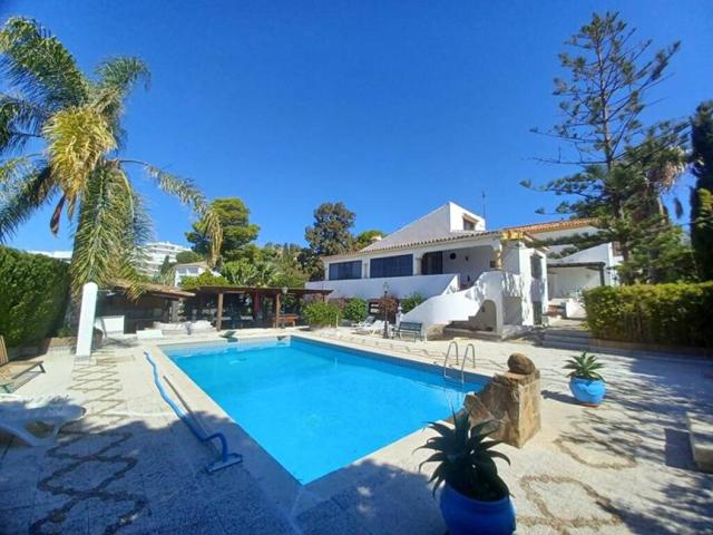 ESPECTACULAR VILLA . PARCELA DE 2900M2. PISCINA Y PISTA DE TENIS PRIVADAS photo 0