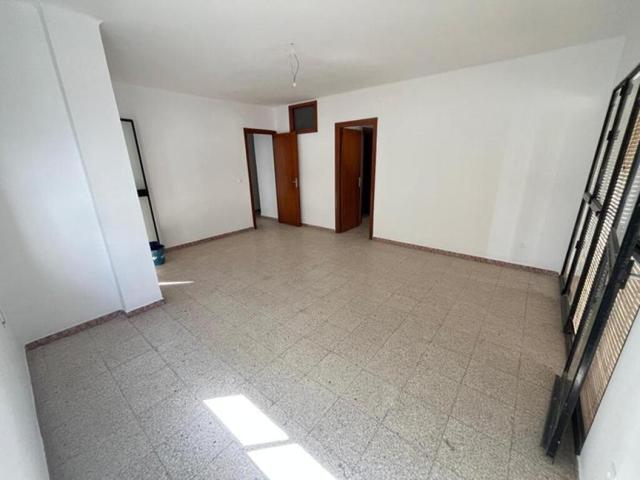 AMPLIO Y SOLEADO PISO EN VENTA EN ESTEPONA PARA REFORMAR photo 0
