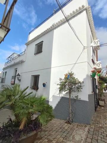 ¡EXCLUSIVA VIVIENDA REFORMADA EN EL CORAZÓN DE ESTEPONA! photo 0