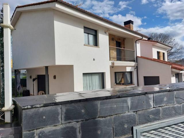Venta de chalet pareado en Siero photo 0