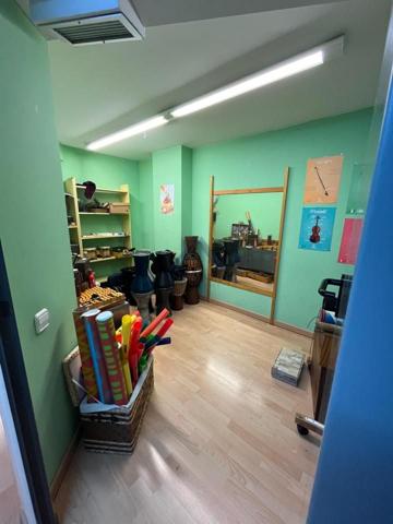 ¡AMPLIO LOCAL COMERCIAL REFORMADO EN PERAMAS! photo 0