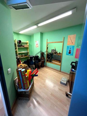 ¡AMPLIO LOCAL COMERCIAL REFORMADO EN PERAMAS! photo 0