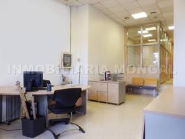 EN VENTA LOCAL TOTALMENTE MONTADO COMO DESPACHO, CON ACABADOS DE 1ª CALIDAD, FRENTE PARQUE AJARDINADO E INFANTIL, ZONA P photo 0