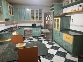 SE VENDE CASA EN URBANIZACIÓN EN BAZA CON PISCINA COMUNITARIA photo 0