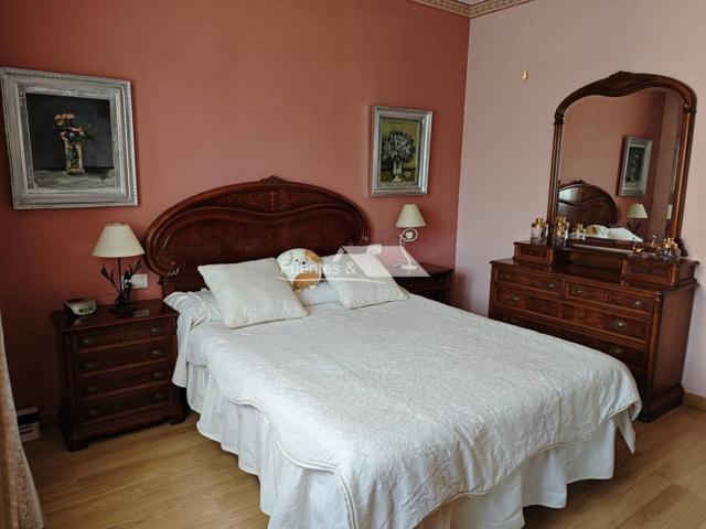 SE VENDE BONITO PISO EN BAZA MUY CENTRICO photo 0