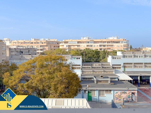 Magnifico atico con excelentes vistas despejadas en el corazon de Torrevieja photo 0