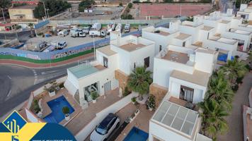 Aguas Nuevas! Fantastica Villa (año 2020) Con amplia parcela y preciosa piscina privada photo 0