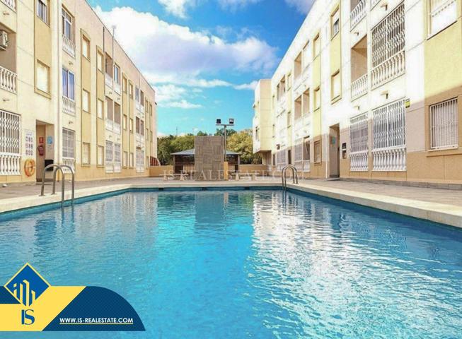 Estupendo apartamento en el corazón de Torrevieja, en urbanización privada con piscina comunitaria photo 0