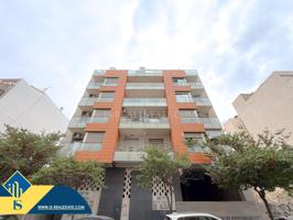 Impresionante apartamento seminuevo (2007) con terraza orientación sur y 2 plazas de garaje incluidas en el precio (A 150 mts del paseo marítimo) photo 0