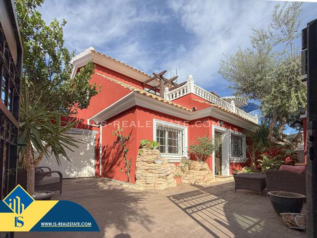 Espacioso Chalet Reformado con amplio sótano y varias terrazas en Orihuela Costa - photo 0