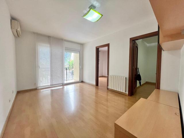 Tres habitaciones, balcón y un lavadero que parece un trastero photo 0
