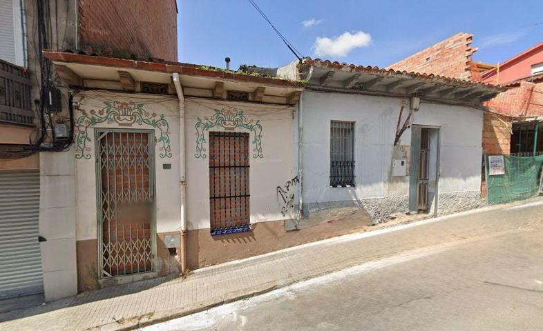 Casa de pueblo con alma esperando una segunda vida en el centro de Mollet photo 0