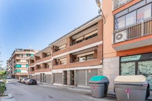 Casa adosada de 5 habitaciones con terrazas, patio y garaje en buena zona de Mollet photo 0