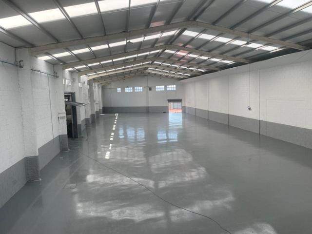 Nave industrial con salida a dos calles photo 0