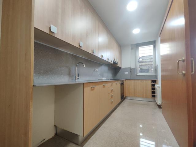 Planta baja de 2 habitaciones con patio interior en venta, centro de Granollers photo 0