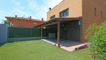 Casa a 3 vientos con 4 habitaciones y una buhardilla a la venta en Parets del Vallés photo 0