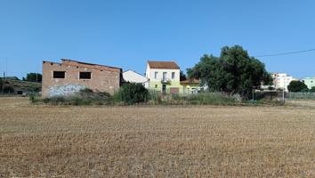 Casa a 4 vientos con varios anexos en gran parcela a la venta en Montmeló photo 0