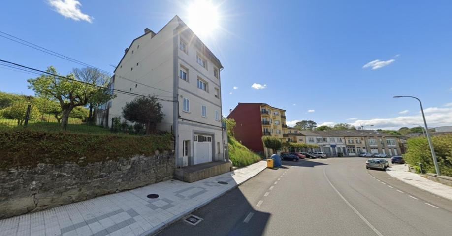 Amplio piso de cinco dormitorios en Friol, Lugo photo 0