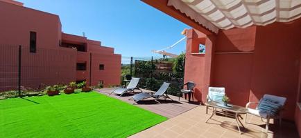 Paz, espacio y luz en planta baja – con terraza, piscina y garaje photo 0