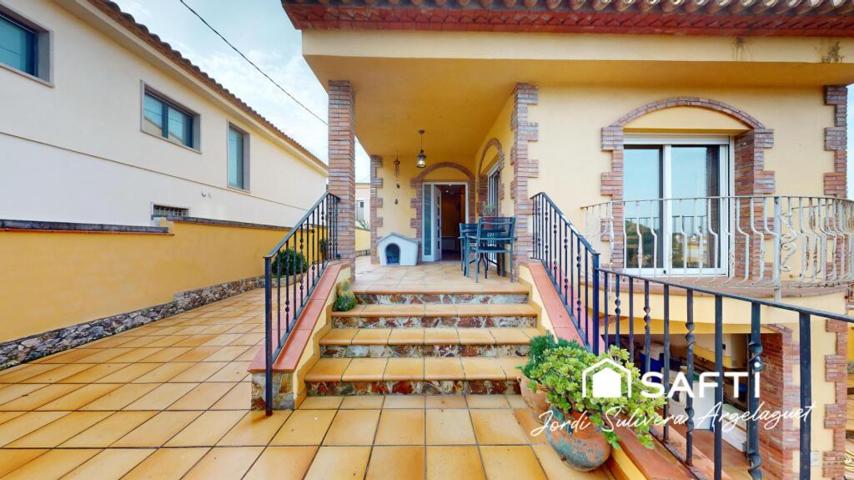 CASA EN LESCALA: JARDÍN, GARAJE Y ENERGÍA SOLAR photo 0