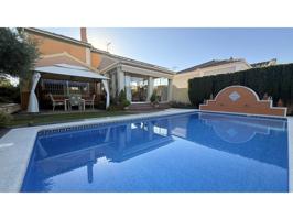 Preciosa casa en venta en Paraíso Arenal, cuenta con amplio jardín, piscina y porche. Además de 4 dormitorios y 2 baños. photo 0