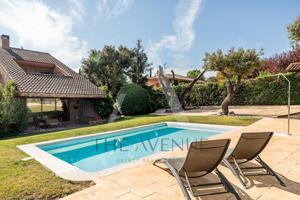 Elegante y luminoso chalet en Urbanización Molino de la Hoz, Las Rozas de Madrid photo 0