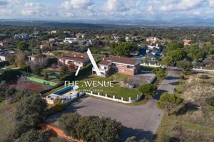 Exclusivo chalet independiente con gran parcela y piscina en Parque Boadilla photo 0