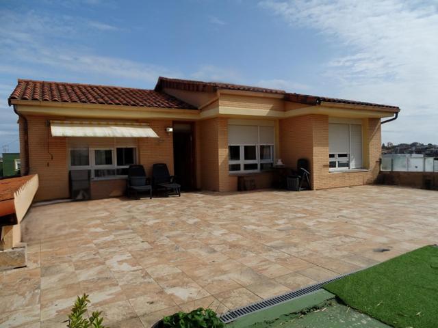 Una residencia luminosa, amplia y con infinitas posibilidades, a escasos pasos de la playa. photo 0