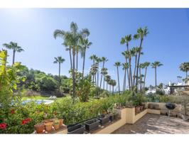 Apartamento con vistas al mar a la venta en la Milla de Oro Marbella photo 0