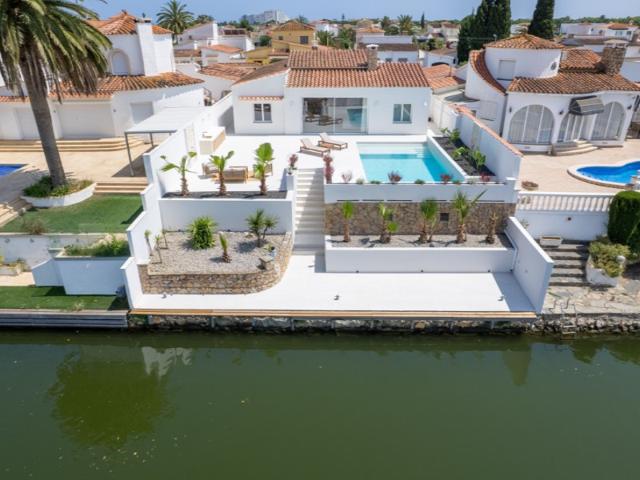 Casa En venta en Empuriabrava photo 0