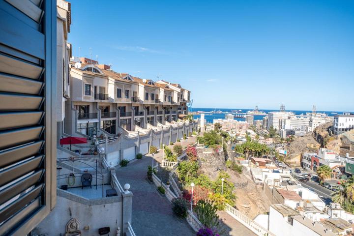 Chalet adosado en Altavista con vistas al mar en urbanización privada y tranquila. photo 0