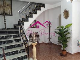 Se vende casa con solar de 800 metros en semicentro de Lucena photo 0