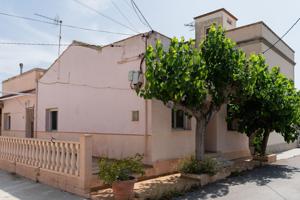 Casa en Deltebre (Jesus y Maria), con amplio terreno, almacenes y zona de huerto photo 0