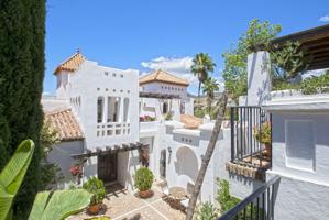 ¡Villa de lujo en primera línea de golf en Nueva Andalucía, Marbella! photo 0