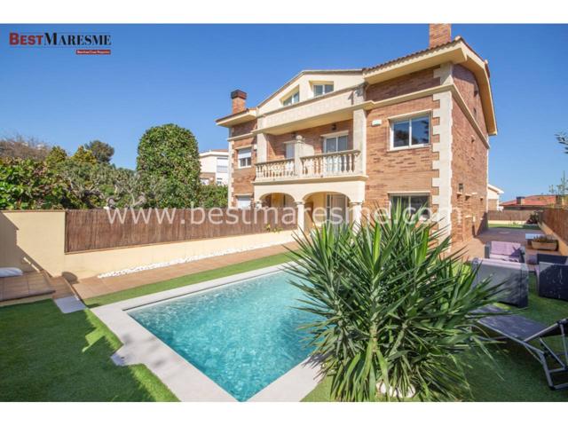 En venta preciosa casa pareda, zona residencial muy tranquila, a solo dos minutos andando del centro y de la playa. photo 0