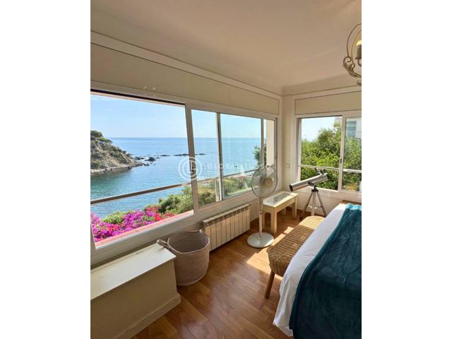 Exclusiva propiedad en primera línea de mar en Llançà photo 0