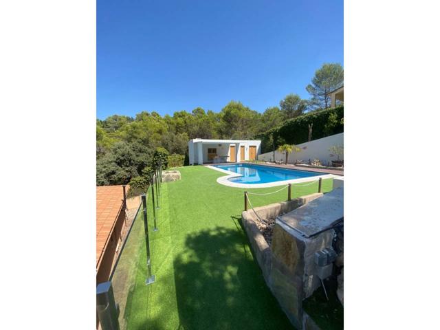 Vive la tranquilidad en este encantador chalet independiente con doble vivienda y piscina privada photo 0