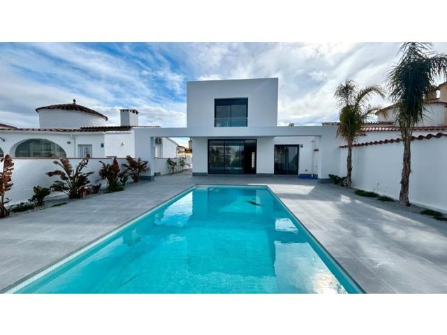 Villa En venta en Empuriabrava photo 0